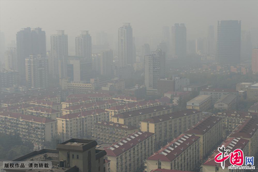 这是12月2日在上海徐家汇一栋高楼上拍摄的窗外雾霾笼罩的景象。