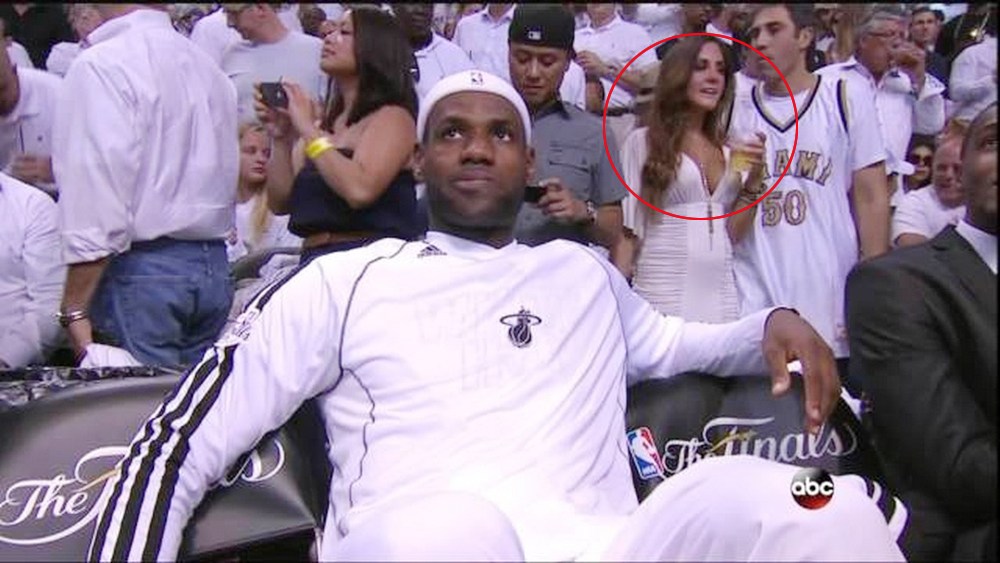 NBA女球迷抢镜:詹姆斯板凳身后突现性感女郎