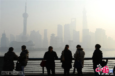12月2日，游客在上海外滩观光平台。中国网图片库 赖鑫琳摄