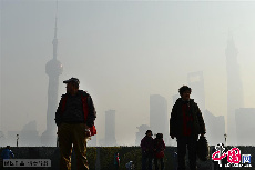 12月2日，游客在雾霾笼罩下的上海外滩观光平台上游览。中国网图片库 赖鑫琳摄