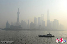 这是12月2日在上海外滩拍摄的雾霾笼罩下的上海陆家嘴地区。中国网图片库 赖鑫琳摄