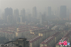 这是12月2日在上海徐家汇一栋高楼上拍摄的窗外雾霾笼罩的景象。中国网图片库 赖鑫琳摄