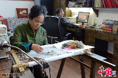 57岁的康宁是全国仅有的两个“国家级非物质文化遗产项目(蜀绣)代表性传承人”之一。中国网图片库 周会/摄
