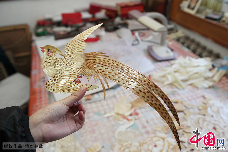 制作过程中很多细节最耗精力，比如孔雀、鸡、鸟的羽毛都是一点一点剪出来，然后一小撮一小撮粘上去的。中国网图片库 澎湃/摄 