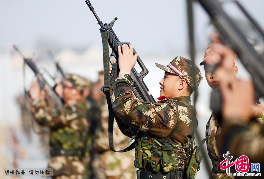 12月3日，在江蘇南京武警某部，新兵們期待已久的第一次實彈射擊科目訓練如期展開，幾名“90後”新兵在進行首次實彈射擊訓練。中國網圖片庫 李科/攝