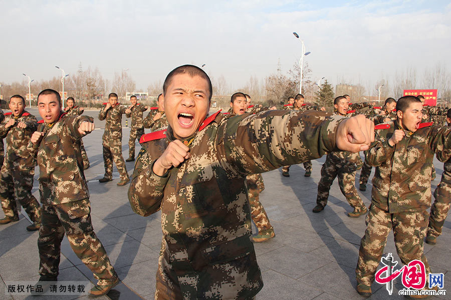  在草原深处的武警内蒙古某支队，新兵们正在进行军事训练。尽管脸上还有些稚气，但他们的表情认真严肃，透露出一股不服输的劲儿。中国网图片库 王伟/摄 