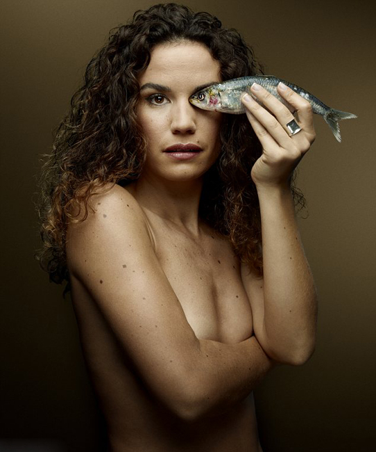 美明星全裸与鱼类合影 呼吁保护海洋生物[组图]
