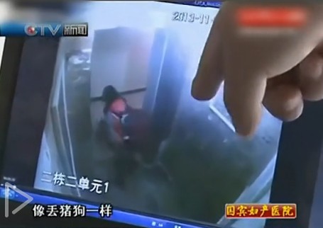 小女孩电梯里<em>摔打婴儿</em>_适用于电梯广告图片_