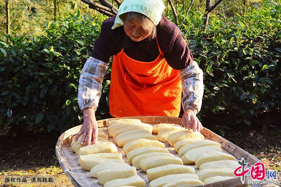  在这个季节，村民可以聚在一起，一边干活一边唠嗑，还可以吃上热腾腾的黄米果，这是他们最开心的事。而对于许多人来说，在他们童年的记忆里，做黄米果是年前第一个热闹场面。中国网图片库 郑跃芳/摄