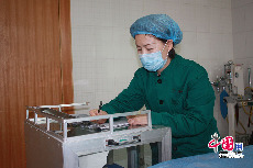 60後的她：王秋雲在手術前進行器械登記