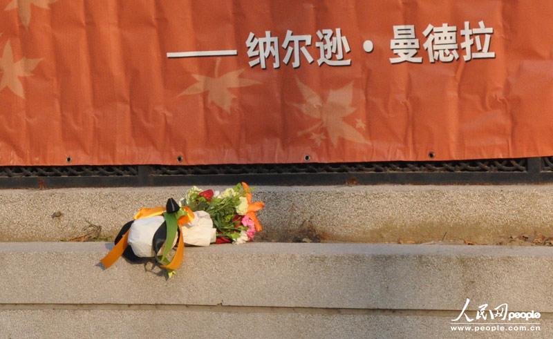 使馆工作人员在海报前放上了一束鲜花。