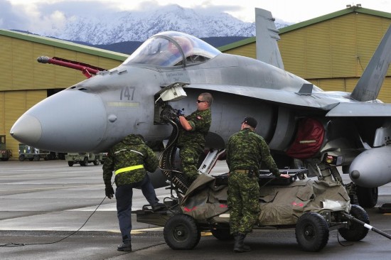 加拿大F-18如何安裝子彈[組圖]