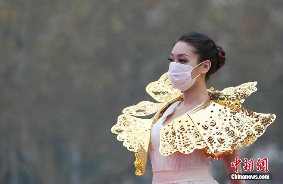 南京持续雾霾 模特戴口罩走秀