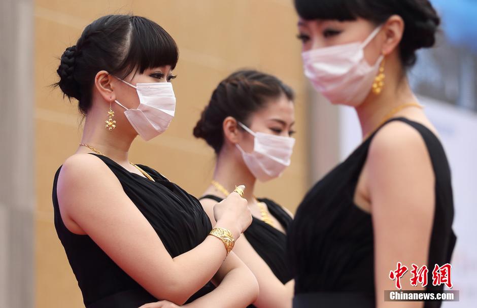 南京持续雾霾 模特戴口罩走秀