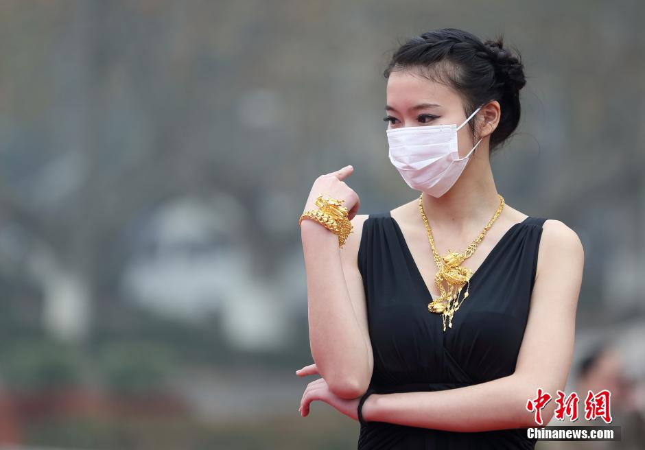 南京持續霧霾 模特戴口罩走秀