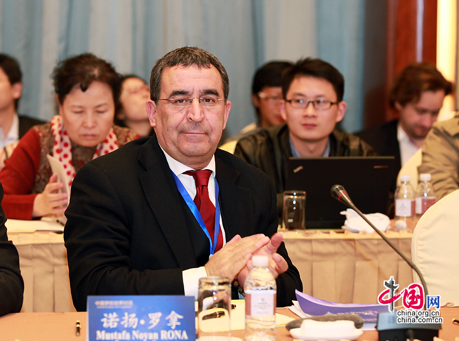 2013年12月7日，“中國夢與世界繁榮”圓桌會議舉行，土耳其擔保銀行駐上海辦事處首席代表諾揚•羅拿就《我的中國夢》發言。