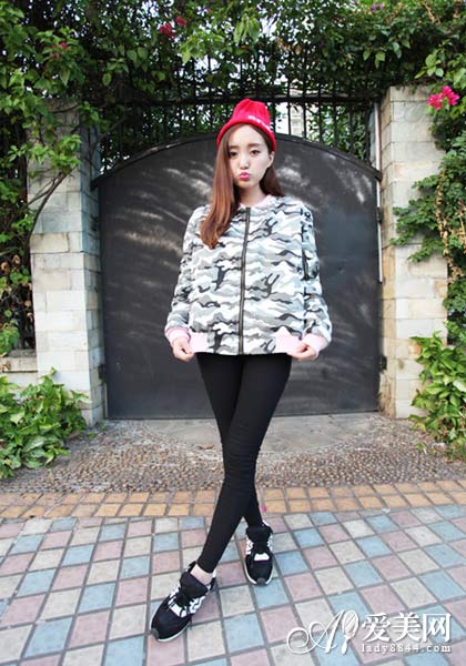 迷彩外套+小脚裤 玩转时尚军装风