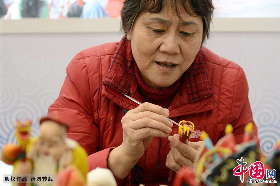 12月6日，明三娘在重庆市第二届文化产业博览会上表演捏面塑。中国网图片库 周会/摄