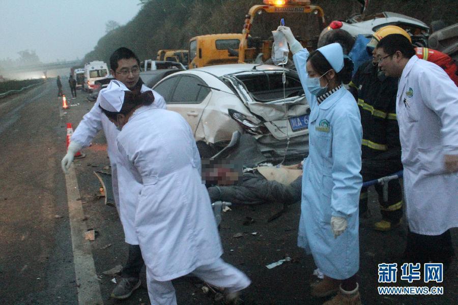 四川高速路罐车追尾10余辆车 已致8人遇难[组图]