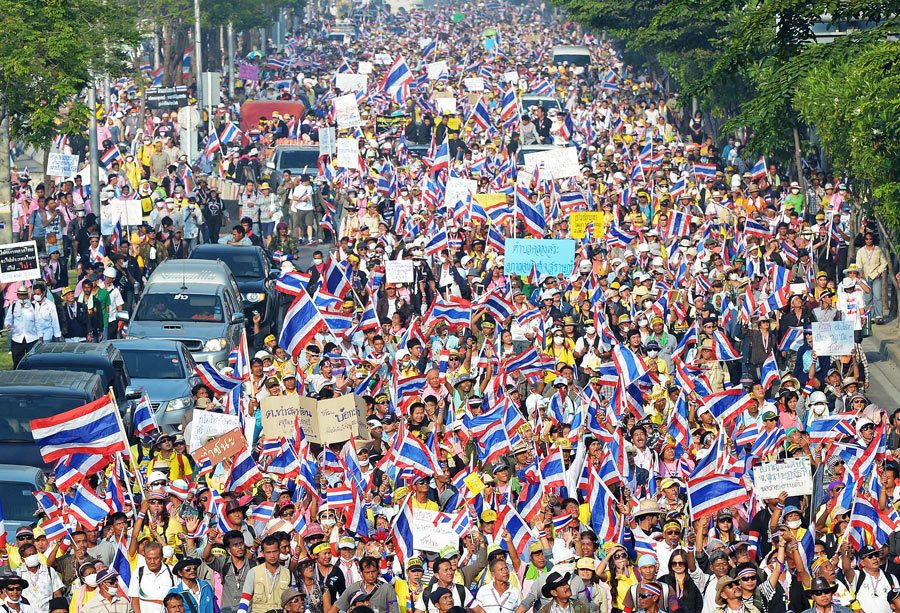 泰国总理英拉宣布解散国会[组图]
