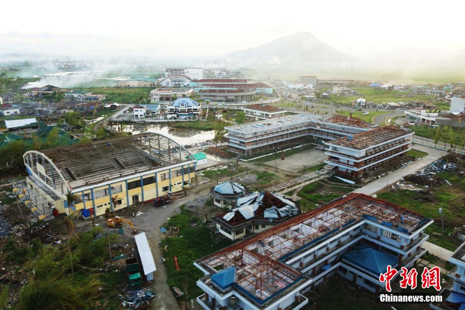 航拍和平方舟醫(yī)院船位于菲律賓塔克洛班的前置醫(yī)院[組圖]