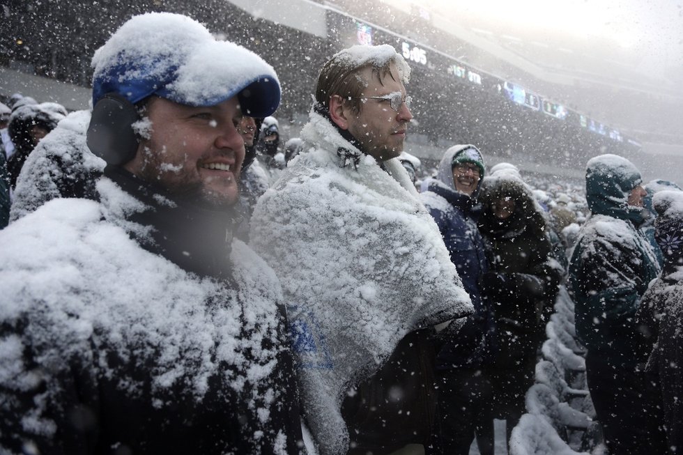 日前，美國部分地區已經出現了降雪，NFL的一些比賽在大雪中進行，但是這並不影響球迷看球的熱情，賽場座無虛席，球迷被冰雪覆蓋讓為自己熱愛的球隊吶喊助威。