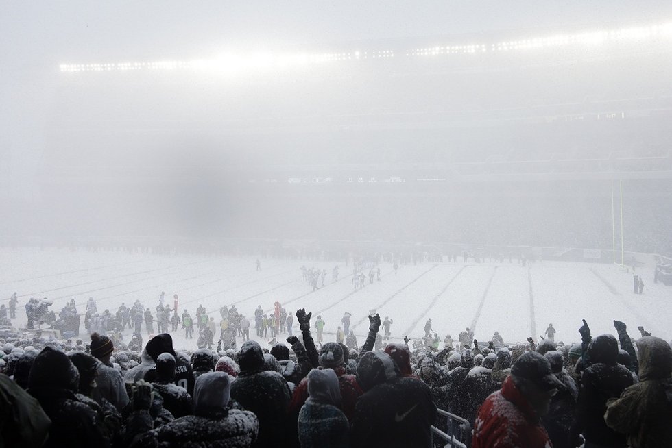 日前，美國部分地區已經出現了降雪，NFL的一些比賽在大雪中進行，但是這並不影響球迷看球的熱情，賽場座無虛席，球迷被冰雪覆蓋讓為自己熱愛的球隊吶喊助威。