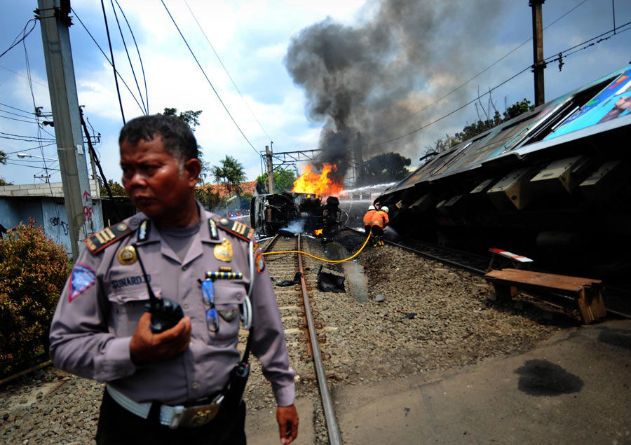 印尼列车与油罐车相撞致6人死亡[组图]