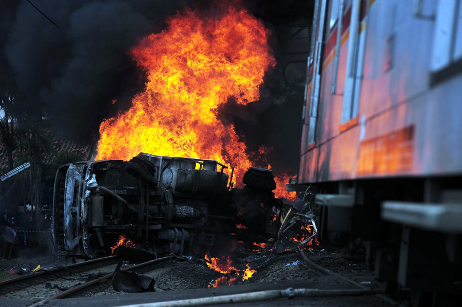 印尼列车与油罐车相撞致6人死亡[组图]