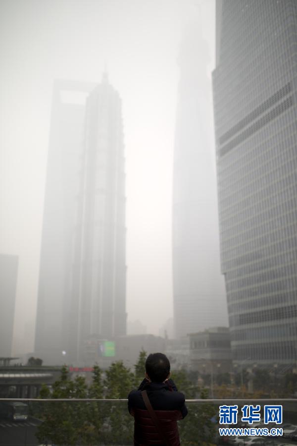上海雾霾天气持续 市教委叫停学生户外活动[组图]