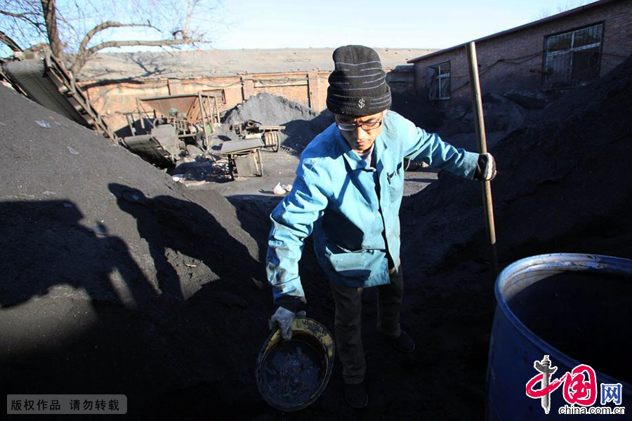 曹大哥根據居民的需要在製作蜂窩煤之前就有不同的配比。 中國網圖片庫 供圖
