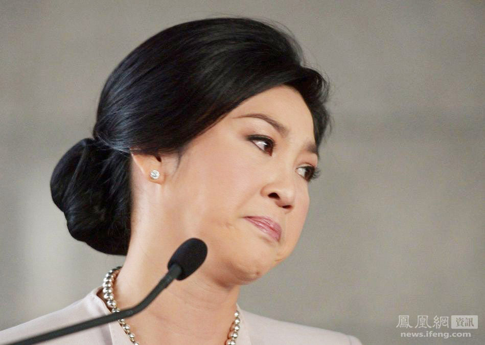 泰国总理英拉含泪请求停止示威