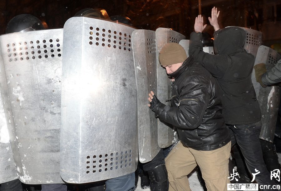 烏警方開始清場行動 示威者與警方發生數起衝突[組圖]
