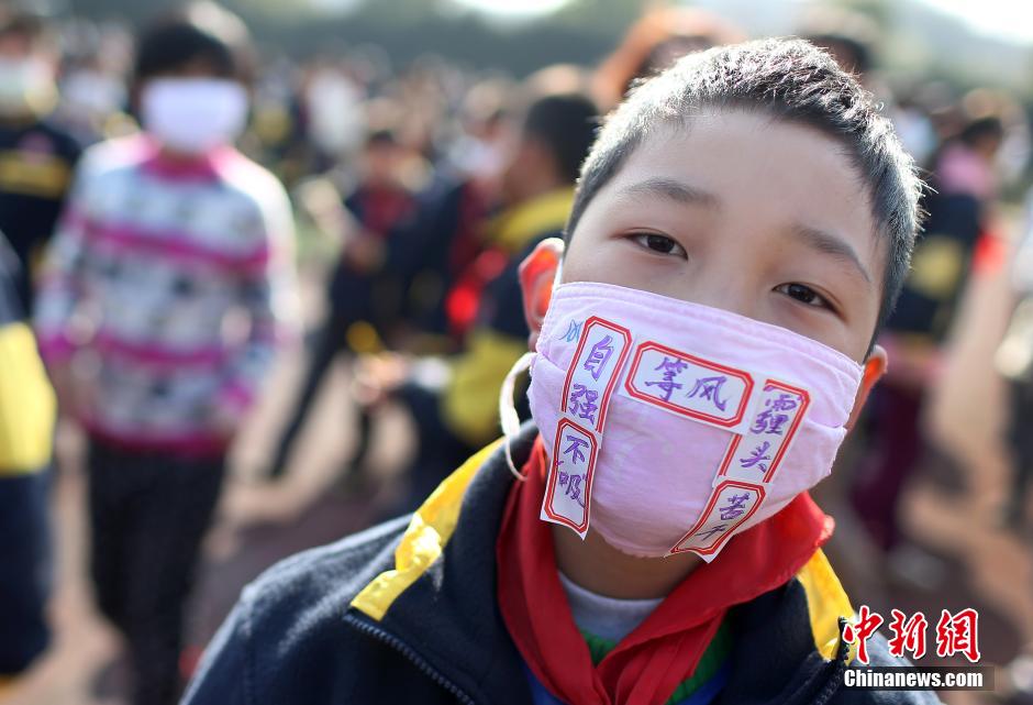 南京小学生倡导低碳拒绝雾霾“向PM2.5 Say No!”