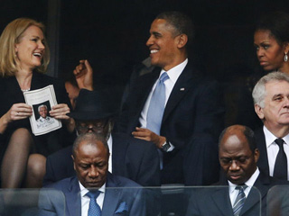 奥巴马在曼德拉追悼会上谈笑风生引热议