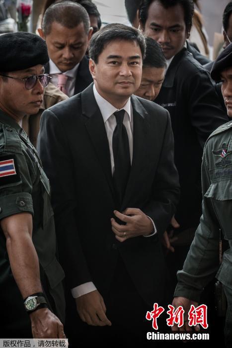 泰国前总理阿披实因谋杀罪出庭受审[组图]