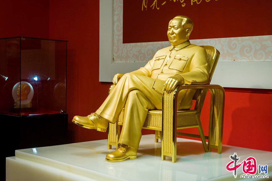 2013年12月13日，一尊重達50余公斤的毛澤東金像亮相深圳，圖為毛澤東金像。 中國網圖片庫鄧飛攝影