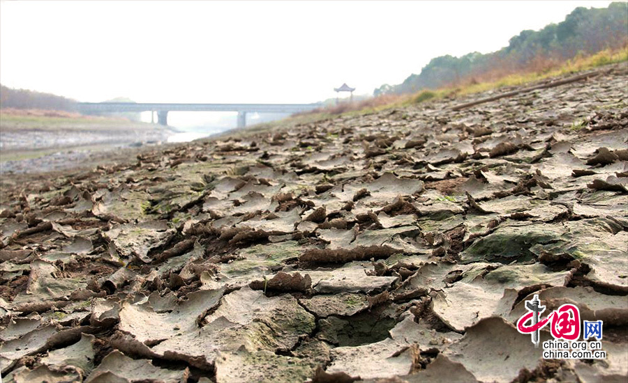 2013年12月14日，受长江持续偏低水位影响，有着千年以上历史的江苏省仪征市胥浦河干涸，河床见天。