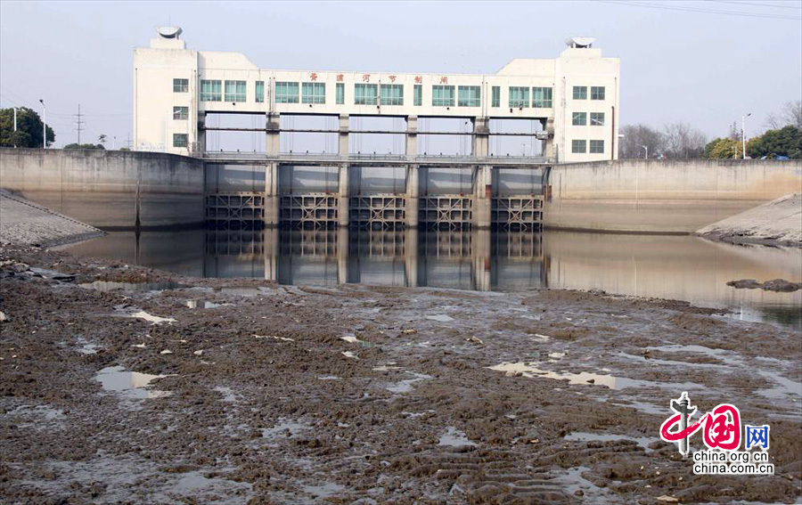 2013年12月14日，受长江持续偏低水位影响，有着千年以上历史的江苏省仪征市胥浦河干涸，河床见天。