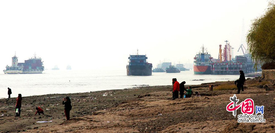 2013年12月14日，受長江持續偏低水位影響，有著千年以上歷史的江蘇省儀徵市胥浦河干涸，河床見天。