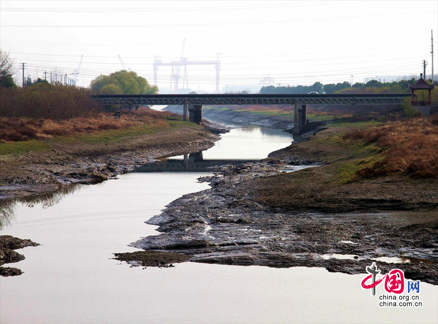 2013年12月14日，受長江持續偏低水位影響，有著千年以上歷史的江蘇省儀徵市胥浦河干涸，河床見天。