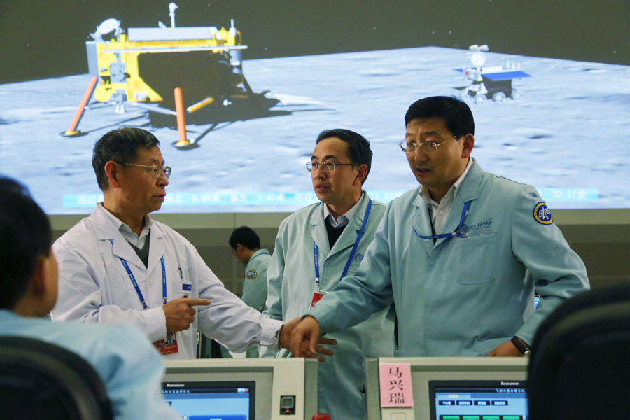12月15日，科研人員在北京飛控中心為“兩器”互成像試驗做準備。