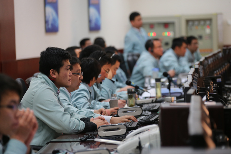  12月15日，科研人員在北京飛控中心為“兩器”互成像試驗做準備。
