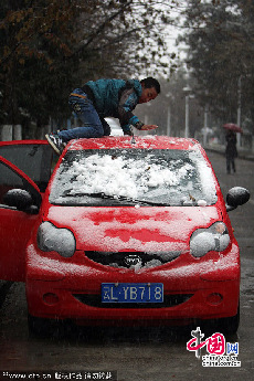  2013年12月15日，云南大理州，大理古城也飘起了鹅毛般的雪花。大理学院古城校区已经出现5厘米多的积雪，学生纷纷跑到操场上打雪仗，堆雪人。杨峥/CFP