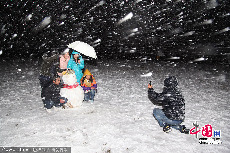 2013年12月15日，云南大理州，大理古城也飘起了鹅毛般的雪花。大理学院古城校区已经出现5厘米多的积雪，学生纷纷跑到操场上打雪仗，堆雪人。杨峥/CFP