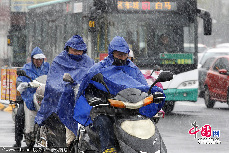 2013年12月15日，云南昆明，下午16时的北市区北京路、白云路段，雪越下越大，漫天飞舞的雪花格外壮观。杨峥/CFP  