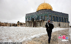 當地時間2013年12月12日，耶路撒冷，耶路撒冷遭暴風雪襲擊，這是當地1953年來所遭遇的最大暴風雪。此次過程從10日夜間降雨開始，逐漸增強為暴風雪，13日還將有大雪。對於耶魯撒冷來説，降雪不常見，是冬天裏難得的饋贈。 攝影：MAHFOUZ ABU TURK/CFP  
