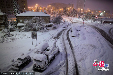 当地时间2013年12月14日，耶路撒冷，耶路撒冷遭暴风雪袭击，这是当地1953年来所遭遇的最大暴风雪。此次过程从10日夜间降雨开始，逐渐增强为暴风雪，13日还将有大雪。对于耶鲁撒冷来说，降雪不常见，是冬天里难得的馈赠。摄影：ABIR SULTAN/CFP  
