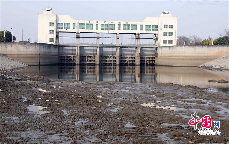 图为2013年12月14日，干涸的胥浦河节制闸。中国网图片库周晓明 摄影