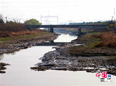 圖為2013年12月14日，乾涸的胥浦河。中國網圖片庫周曉明 攝影